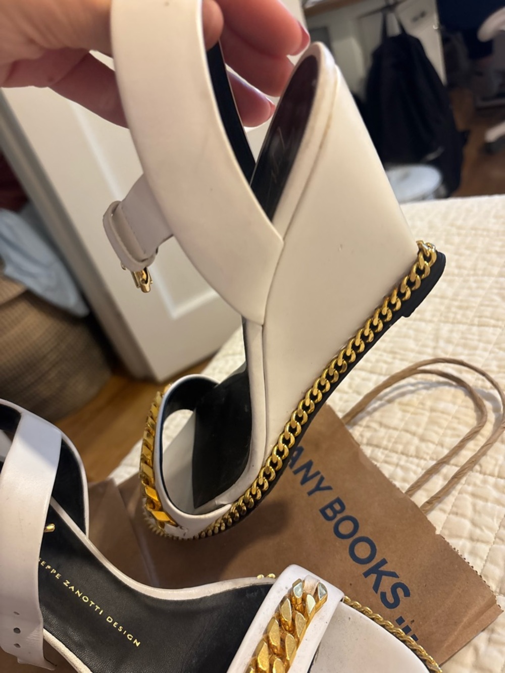 Giuseppe Zanotti White Leather Sandals with Gold Chain Trim - Picture 6 of 8
